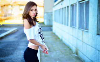 Woman white top street hand - a white top free wallpaper for desktop