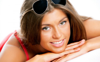 Woman sunglasses bed realistic digital - realistic shaded perfect face free wallpaper