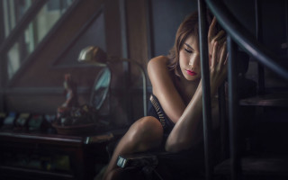 Woman sitting room mirror lamp - the wall behind her free wallpaper for desktop