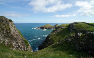 Grassy hill rocky cliff island - a grassy hill free wallpaper for desktop