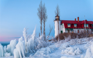 Lighthouse ice trees snow dusk - a red roof free wallpaper