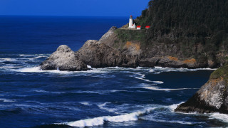 Lighthouse rocky cliff ocean waves - a rocky cliff free wallpaper