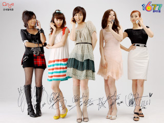 Women group posing cell phones - sunny free wallpaper