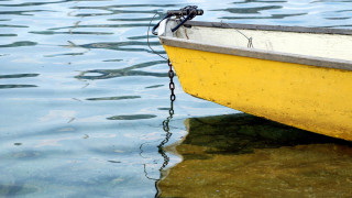 Yellow boat chain beach scenery - the side of the water free wallpaper
