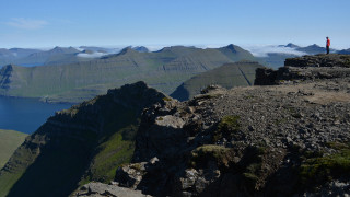 Mountain top lake cliff ada - a lake and mountains free wallpaper