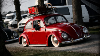 Red car luggage rack parking - vintage free wallpaper