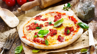Pizza tomatoes basil wooden table 3 - rolling free wallpaper