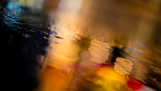 Blurry street person building redlight - impressionist painting free wallpaper