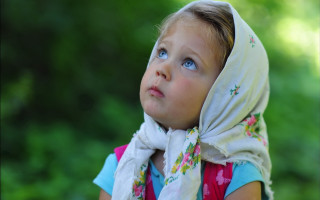 Little girl scarf blue eyes - a scarf free wallpaper