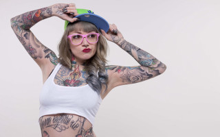 Tattooed woman hat glasses bodyart - glass free wallpaper for desktop
