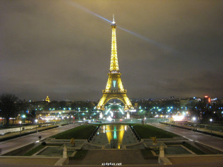 Eiffel tower night water city - a view of the eiffel tower free wallpaper