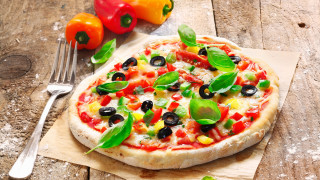 Pizza olives peppers wooden table - olive free wallpaper
