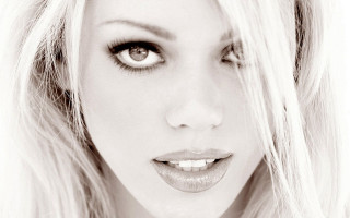 Blonde woman tie eye focus - her eye wide open free wallpaper