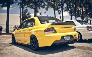 Yellow car parking lot trees 2 - the background and people free wallpaper