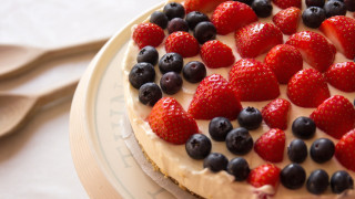 Cake strawberries blueberries plate spoon - berry free wallpaper for desktop