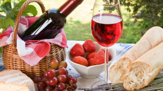 Basket strawberries wine table outdoor - a basket of strawberries free wallpaper