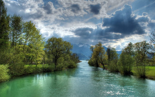 River forest mountains sunbeams cloudy - a lush green forest under a cloudy sky free wallpaper