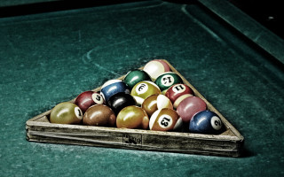 Pool table triangle eightballs raytraced - free sports wallpaper
