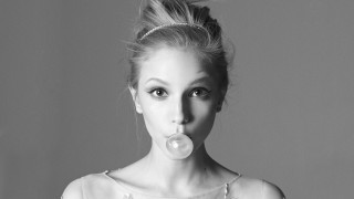 Woman bubble mouth bun black - a bubble free wallpaper