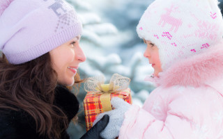 Winter women present smile portrait - they free wallpaper