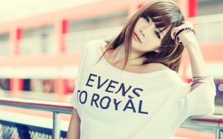Woman ring tshirt portrait blurry - hand free wallpaper for desktop