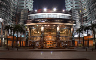 Large building fountain architecture cityscape - free city wallpaper