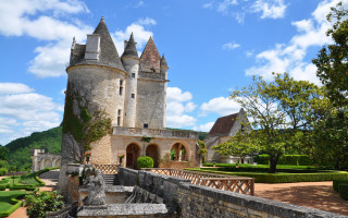Castle fountain clouds medieval architecture - a fountain in front free wallpaper