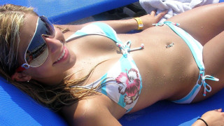 Woman bikini lounge beach jewelry - beach free wallpaper for desktop