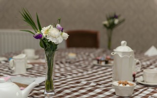 Checkered table vase flowers teapot - a teapot free wallpaper