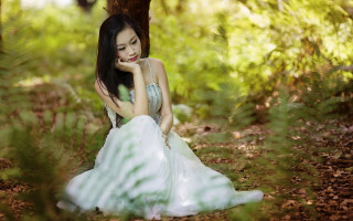 Woman white dress forest portrait - ding guanpeng free wallpaper for desktop