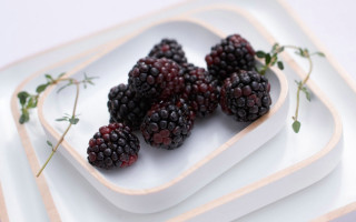 Blackberries plate fork leaf 3d - a plate free wallpaper