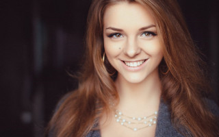 Woman long hair pearl necklace - her face and a necklace free wallpaper