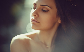 Woman long hair necklace serious - long hair and a necklace free wallpaper