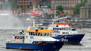 Boats water people city scenery - a couple of boats free wallpaper