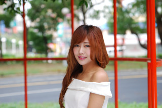 Red haired woman park bokeh - fei danxu free wallpaper