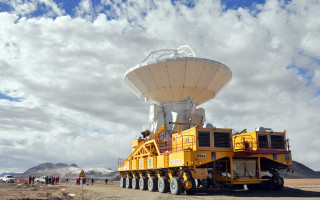 Large yellow truck desert space - top of its free wallpaper for desktop