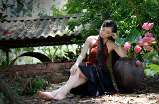 Woman sitting ground vase flowers - fei danxu free wallpaper