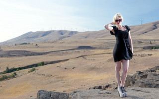 Woman black dress desert mountains - a rock in the desert free wallpaper
