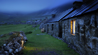 Stone building window grassy field - a stone building free wallpaper