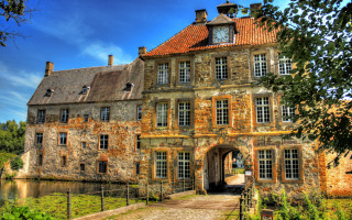 Stone clock tower bridge cityscape - free architecture wallpaper