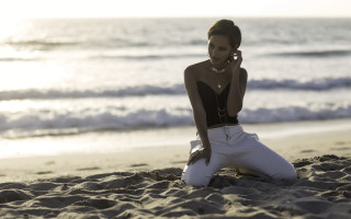 Woman beach cell phone daphne - american barbizon school free wallpaper