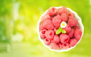 Raspberries daisy bowl table blurry - a table top free wallpaper
