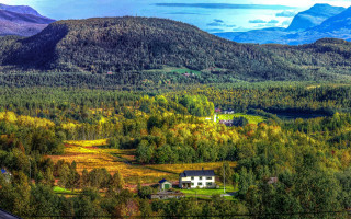 House forest mountains blue sky - free autumn wallpaper