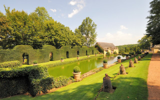 Garden pond house hedges path - side of it free wallpaper