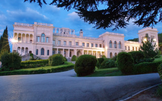 White building trees night panorama - a large white building free wallpaper for desktop