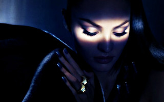 Woman ring black background light - her finger free wallpaper