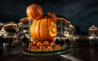 Large pumpkin statue city square - free halloween wallpaper