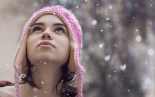 Woman pink hat snow blurry - araceli gilbert free wallpaper