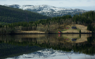 Mountain lake house reflections ecological - mountain in the background free wallpaper