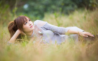 Woman field bush lying nature - fei danxu free wallpaper